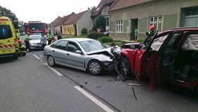 Řidič stříbrného renaultu (52) přejel v neděli před polednem v Louce do protisměru a naboural červené audi. Na místě bylo pět zraněných lidí.