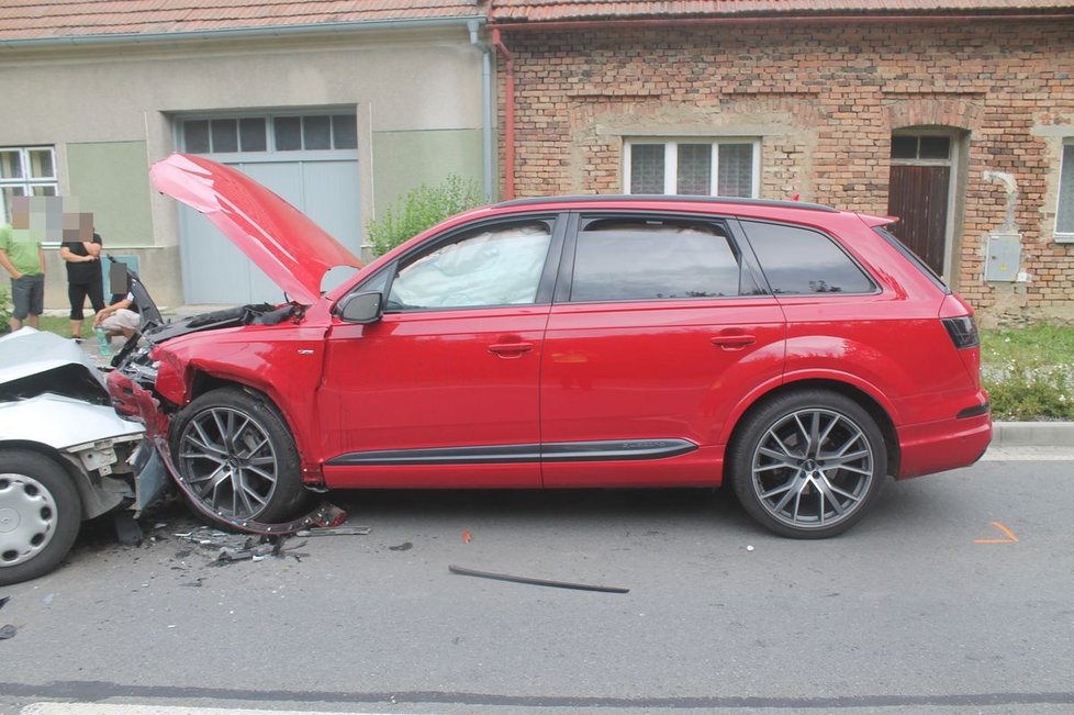 Řidič stříbrného renaultu (52) přejel v neděli před polednem v Louce do protisměru a naboural červené audi. Na místě bylo pět zraněných lidí.