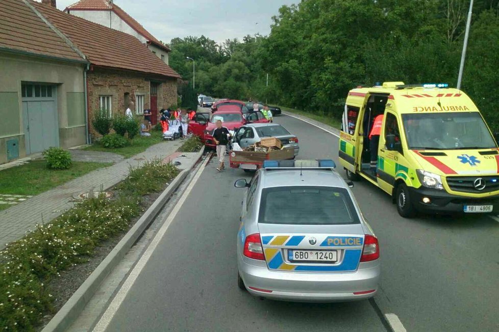 Řidič stříbrného renaultu (52) přejel v neděli před polednem v Louce do protisměru a naboural červené audi. Na místě bylo pět zraněných lidí.