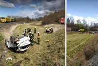 Vážná dopravní nehoda na Lounsku: Auto po srážce s vlakem skončilo na střeše
