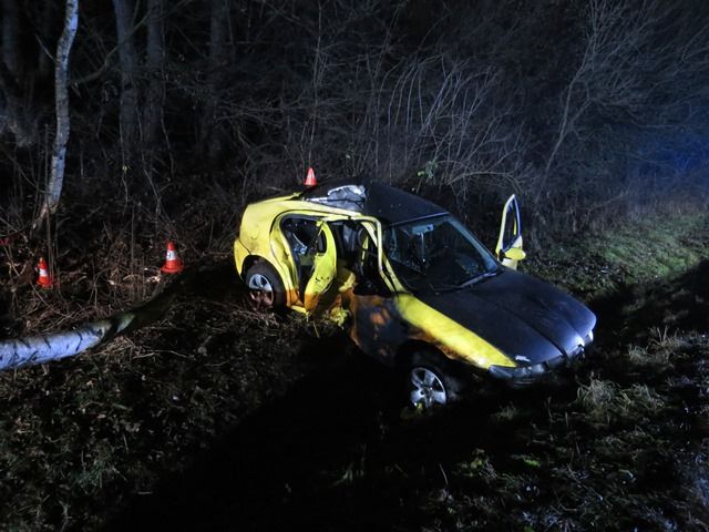 Mladý řidič u Luhačovic zemřel po autonehodě. Narazil autem do stromu.