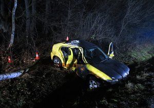 Mladý řidič u Luhačovic zemřel po autonehodě. Narazil autem do stromu.