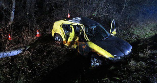 Mladý řidič u Luhačovic zemřel po autonehodě. Narazil autem do stromu.