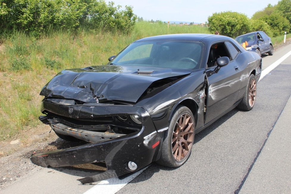 Hned dvě nehody luxusních sporťáků za víkend: Viper naboural do poutačů a řidič Dodge nebezpečně riskoval při podjíždění.