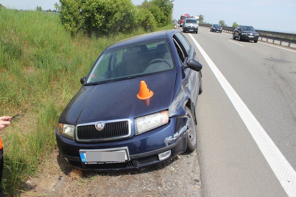 Hned dvě nehody luxusních sporťáků za víkend: Viper naboural do poutačů a řidič Dodge nebezpečně riskoval při podjíždění.