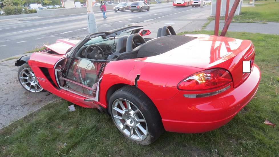 Hned dvě nehody luxusních sporťáků za víkend: Viper naboural do poutačů a řidič Dodge nebezpečně riskoval při podjíždění.
