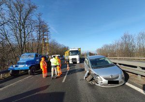 Nehoda u Makotřas zablokovala 21. ledna 2020 dálnici D7.