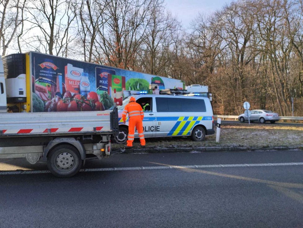 Nehoda u Makotřas zablokovala 21. ledna 2020 dálnici D7.
