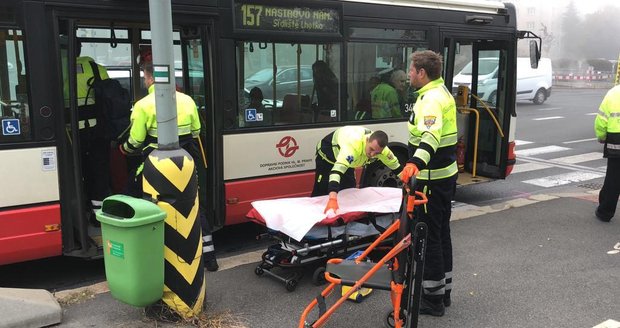 V Ústí se srazil autobus s trolejbusem: Na místě je osm zraněných (ilustrační foto)