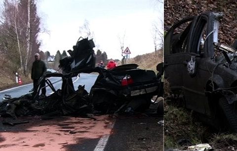 Tragédie na Chebsku: Mladíci (†23 a †26) rozpůlili auto o pilíř, prý se řítili 200 km/h