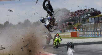 VIDEO: Šílená nehoda v MotoGP! Jezdec i stroj na šrot VIDEO: Šílená nehoda v MotoGP! Jezdec i stroj na šrot