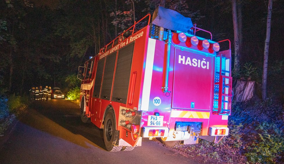 Tragická nehoda u Máslovic. Řidič řídil opilý, zemřel spolujezdec, spolujezdkyně se zranila (21. června 2020).