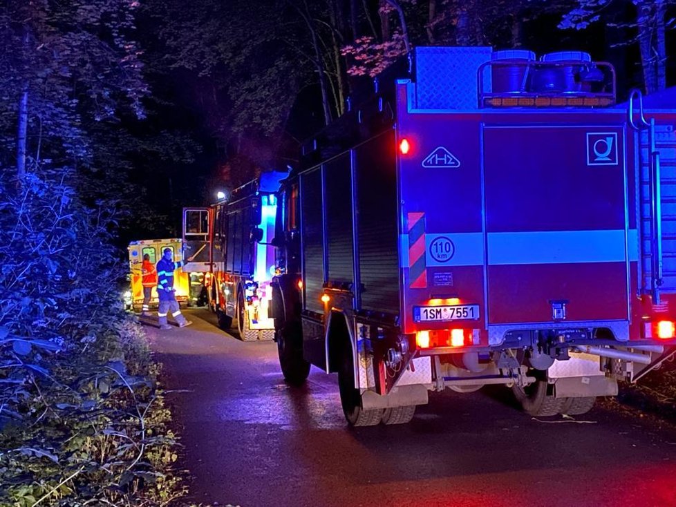 Auto u Máslovic sjelo do příkopu. Řidič byl opilý, zemřel spolujezdec (21. června 2020).