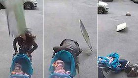 Šokující video: Matku s kočárkem trefí padající kus betonu přímo do hlavy, jen o centimetry mine dítě.