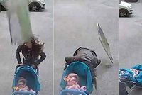 Šokující video: Matku s kočárkem trefil padající kus betonu přímo do hlavy! Zázrakem přežila