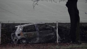 Auto po nárazu do stromu začalo hořet. Řidič zahynul.