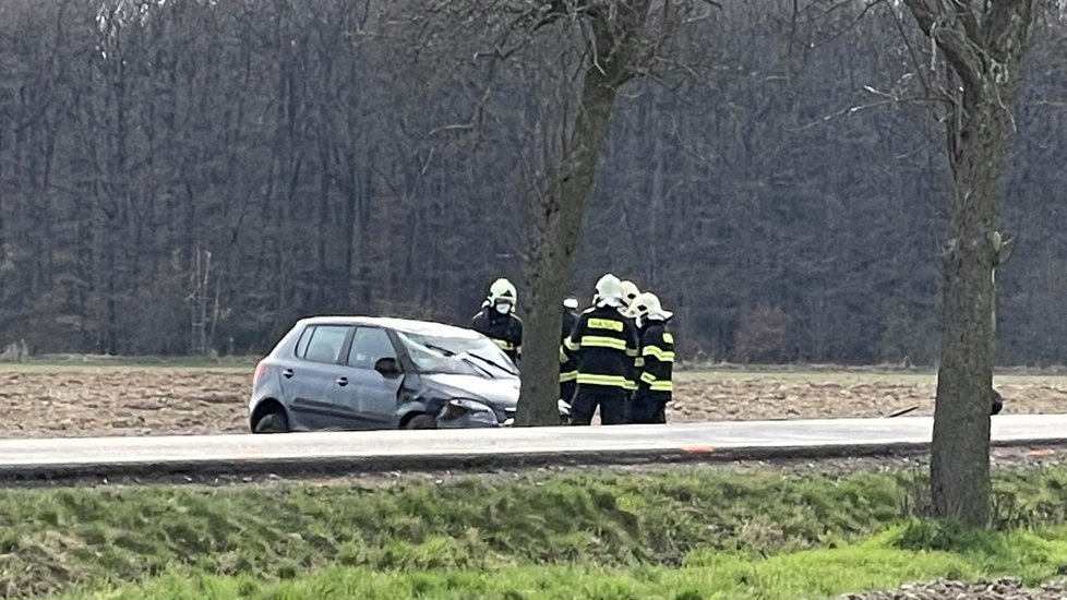 Tragická nehoda na Nymbursku: Při čelní srážce dvou aut zemřel člověk