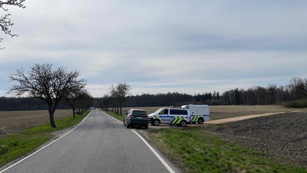 Tragická nehoda na Nymbursku: Při čelní srážce dvou aut zemřel člověk