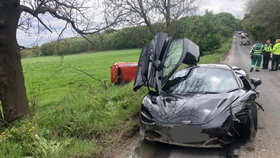 Hrůzostrašná nehoda: Sporťák za miliony vytlačil ze silnice auto s miminkem.