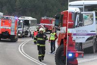 Autobus plný dětí se u Mělníku srazil s náklaďákem: Učitelka zahynula, devět dětí je zraněných!