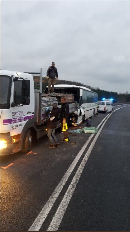 Autobus plný dětí se u Mělníku srazil s náklaďákem