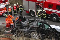 Mercedes sjel u Prahy ze silnice: Muž a žena na místě zemřeli