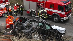 Mercedes sjel u Prahy ze silnice: Muž a žena na místě zemřeli