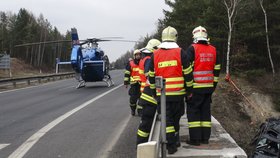 Mercedes na R4 sjel ze silnice. Dva lidé zemřeli