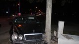 Drsná nehoda se šťastným koncem ve Znojmě: Mercedes s řidičkou se zastavil až o strom!