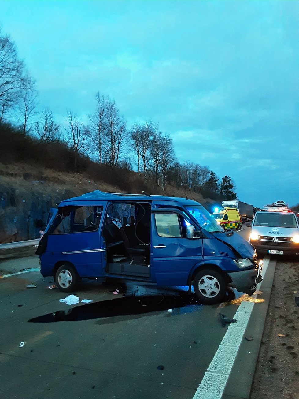 Nehoda dodávky a kamionu na 131. kilometru D1 ve směru na Brno, 18. února 2023 u Měřína na Žďársku.