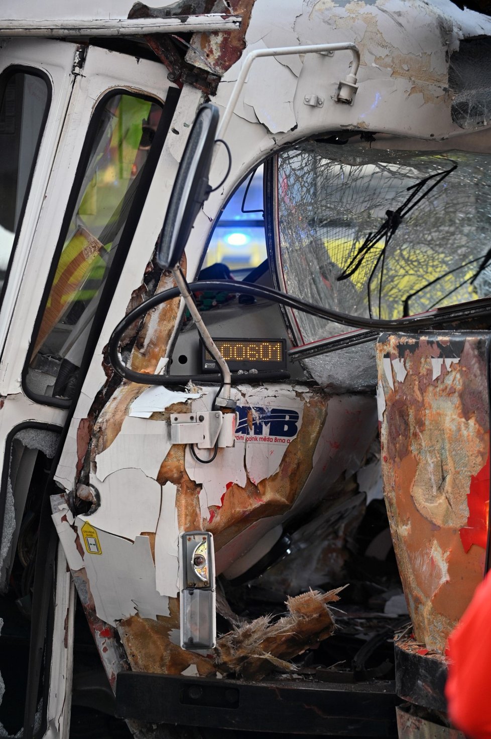 V brněnské Křížově ulici se srazily dvě tramvaje, záchranka ošetřovala několik zraněných.