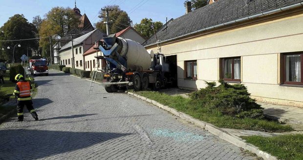 Děsivá nehoda na Vyškovsku: Míchačka rozmačkala osobák a probourala se do domu.