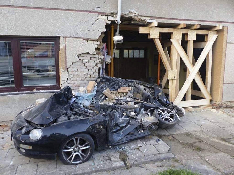 Děsivá nehoda na Vyškovsku: Míchačka rozmačkala osobák a probourala se do domu.