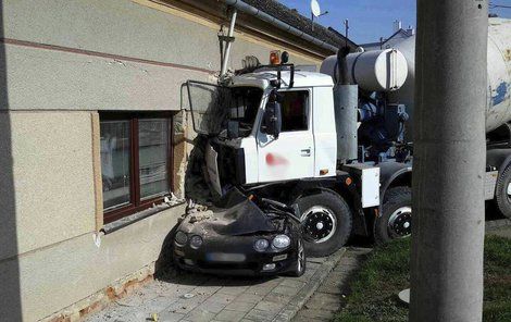 Řidič náklaďáku trefil auto i barák. Z osobáku zbyla placka. Míchačka nakoukla do garáže.