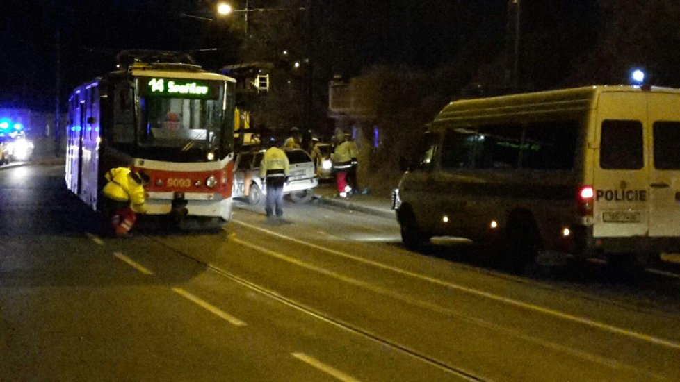 Auto městské policie se srazilo s autobusem a tramvají.