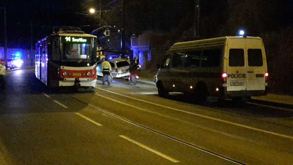 Auto městské policie se srazilo s autobusem a tramvají.