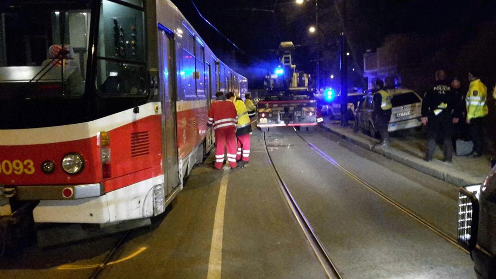 Auto městské policie se srazilo s autobusem a tramvají.