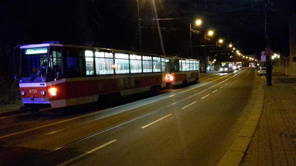 Auto městské policie se srazilo s autobusem a tramvají.