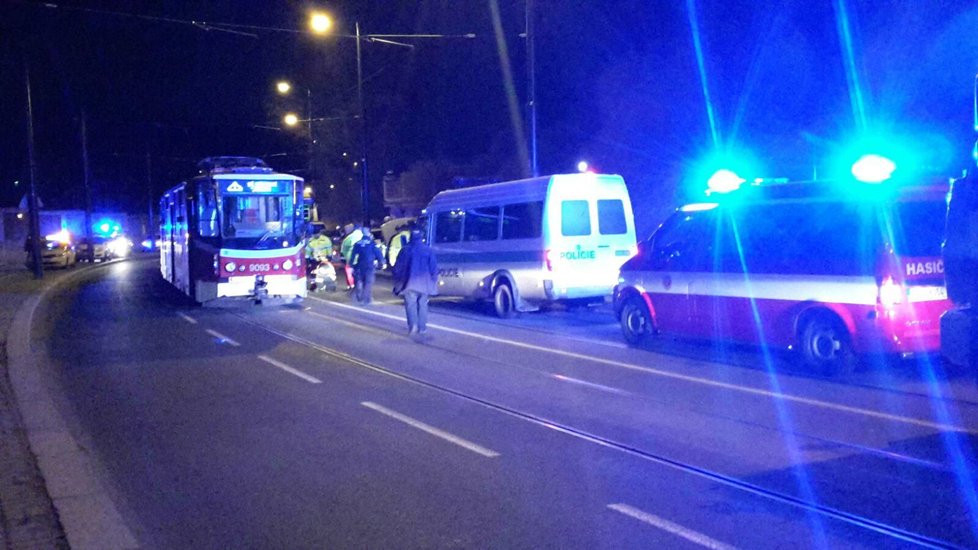 Auto městské policie se srazilo s autobusem a tramvají.