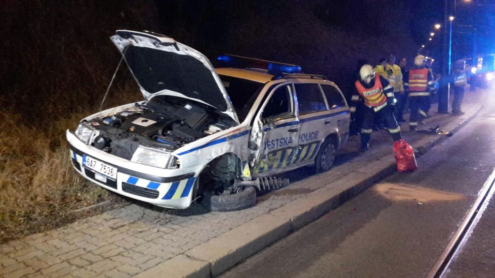 Auto městské policie se srazilo s autobusem a tramvají.