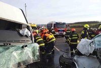 Děsivá nehoda u rakouských hranic: Přes deset zraněných, zasahovali i čeští hasiči a záchranáři