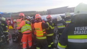 Při sobotní ranní srážce dvou mikrobusů na dálnici A5 u Drasenhofenu pomáhali rakouským kolegům i čeští hasiči a záchranáři.