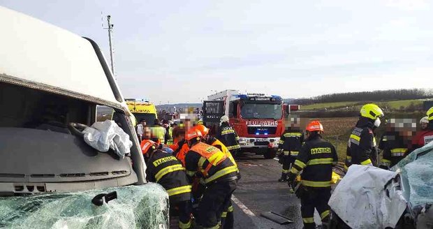 Děsivá nehoda u rakouských hranic: Přes deset zraněných, zasahovali i čeští hasiči a záchranáři