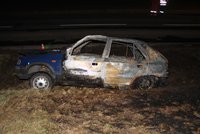 Muž uhořel v autě. Proč vylétl ze silnice na rovném úseku? Policie hledá svědky