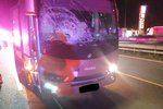 Minibus na dálnici D1 u Průhonic srazil chodce: Následkům zranění podlehl