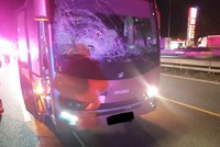 Smrtelná nehoda na D1 u Průhonic: Minibus zabil chodce