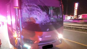 Smrtelná nehoda na D1 u Průhonic: Minibus zabil chodce