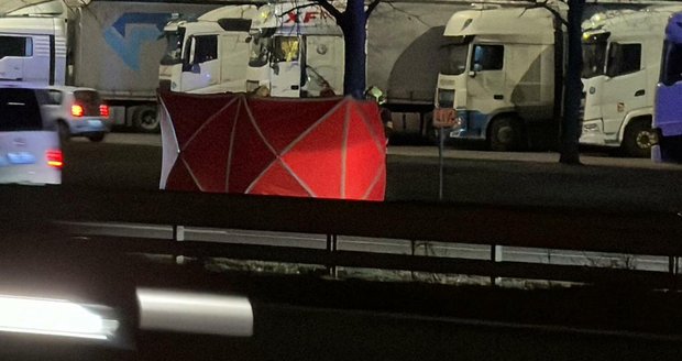 Minibus na dálnici D1 u Průhonic srazil chodce: Následkům zranění podlehl
