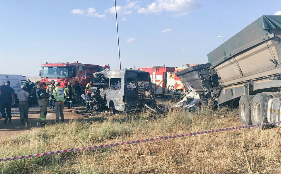 Při nehodě minibusu v JAR zahynuly dvě desítky dětí.