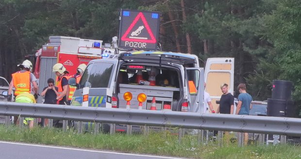 Nehoda kapely Mirai zablokovala provoz na dálnici D4